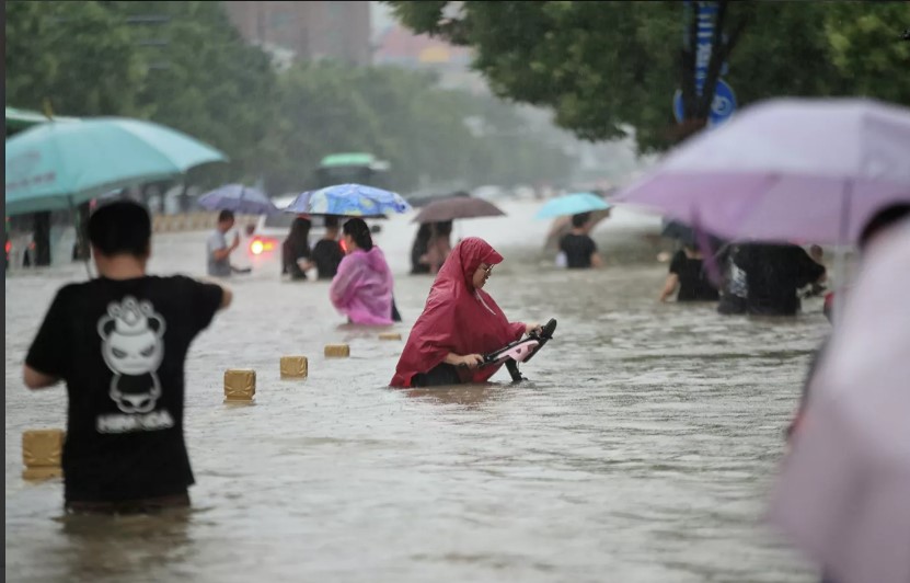 Бројот на жртвите во поплавите во Кина се искачи на 63 луѓе