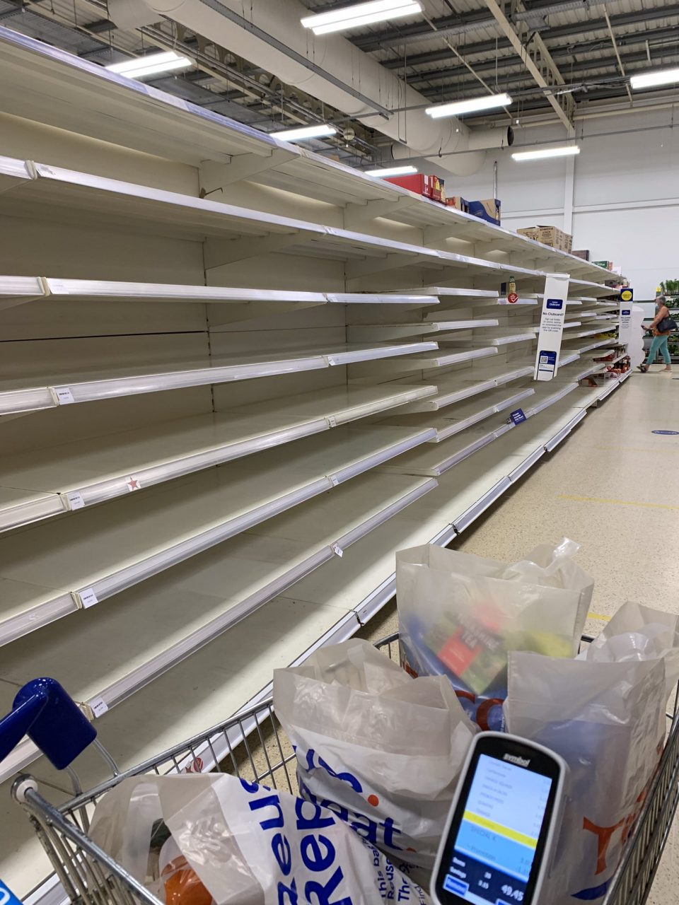 Англија по укинувањето на мерките: Стотици илјади луѓе во изолација, маркетите празни