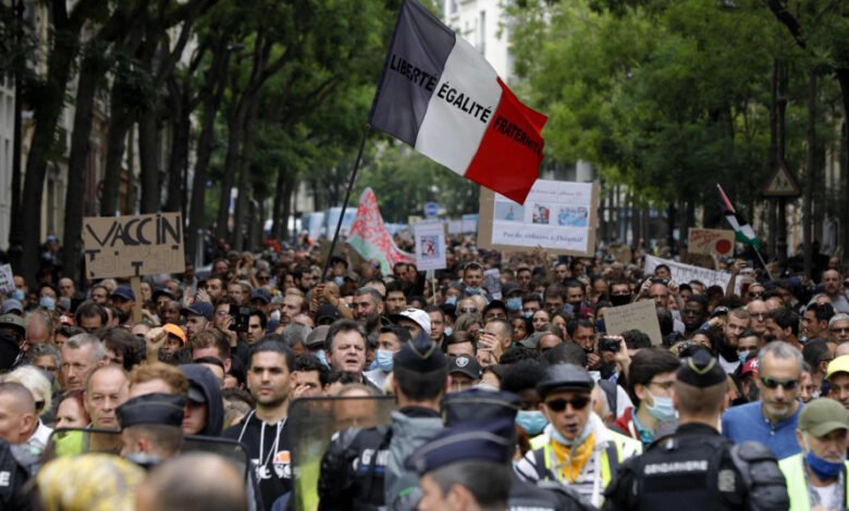 Масовни протести на 137 локации во Франција против планот за вакцинација на Макрон