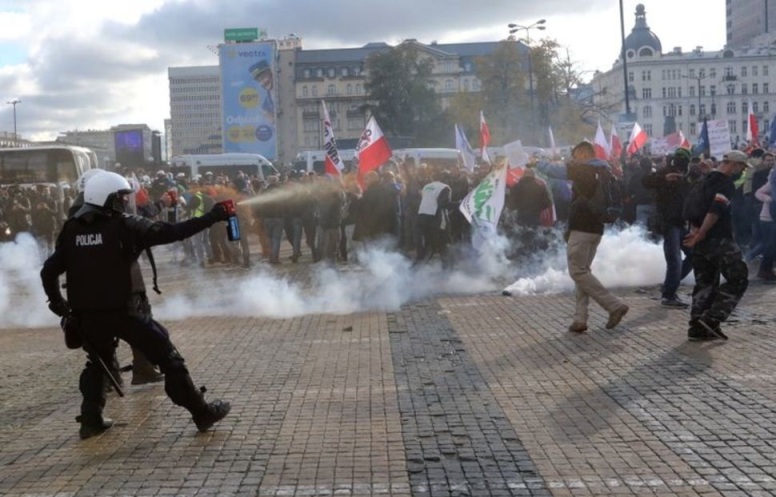 Двајца повредени при напад на антиваксери врз центар за вакцинација во Варшава