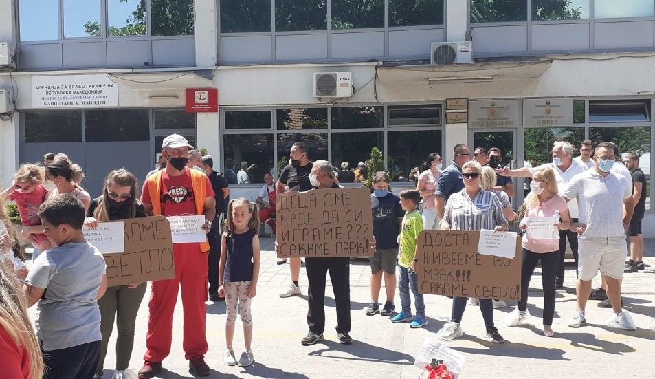 Жителите на „Јака“ на протест пред оштина Илинден: Живееме со септички јами, во мрак и кал до колена