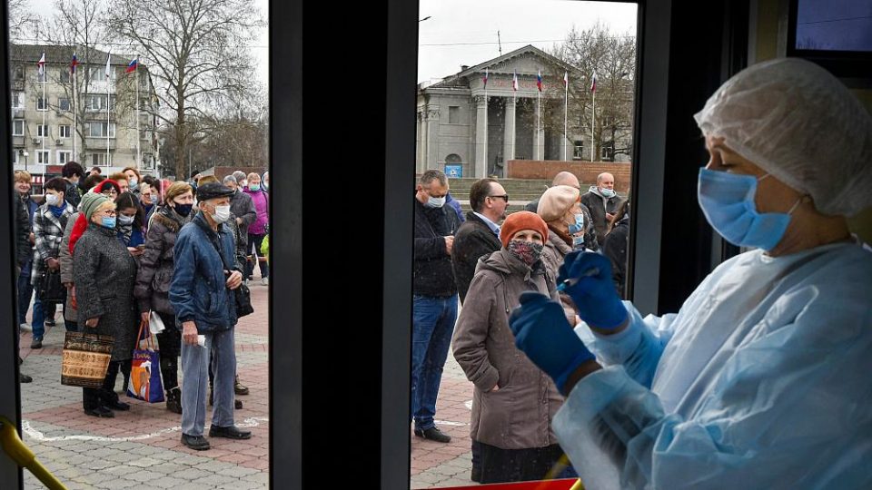 Речиси пет милиони починале, а над 240 милиони луѓе ширум светот се заразиле со корона вирусот