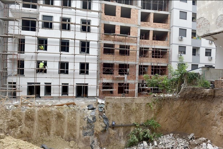 Во Белград се урна зграда, во тек е евакуација на станарите