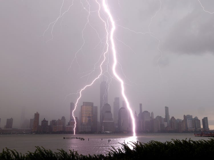 Гром удри во Светскиот трговски центар во Њујорк