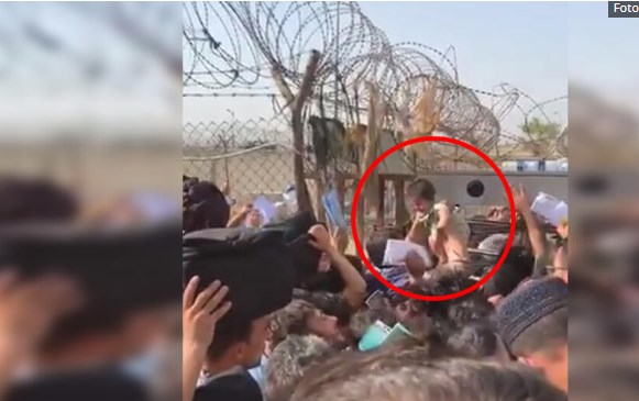 Мајките во Авганистан си ги фрлаат децата преку бодликава ограда