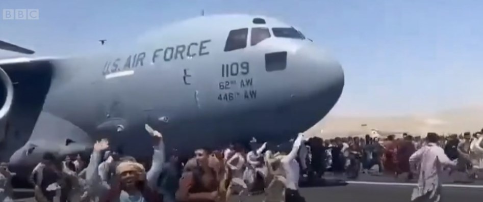 Хаосoт продолжува: Aмериканците убија две лица на аеродромот во Кабул
