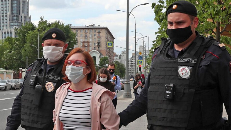 Најмалку осум новинари уапсени на протести во Москва