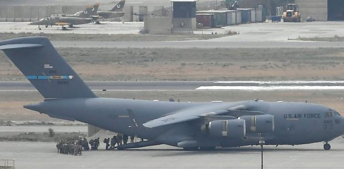 Талибанците слават: Ова е последниот авион на САД во Авганистан