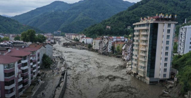 Во поплавите во Турција загинаа четири лица, едно се смета за исчезнато