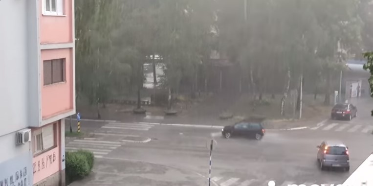 Невреме во Србија, откорнати дрвја и прекин на електричната енергија