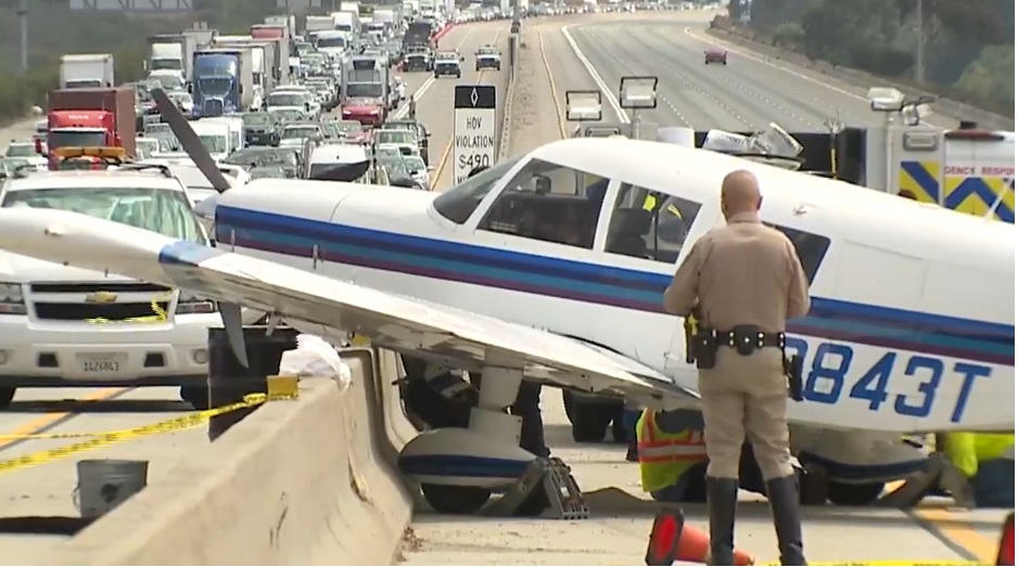 Авион удрил во автомобил на автопат во САД
