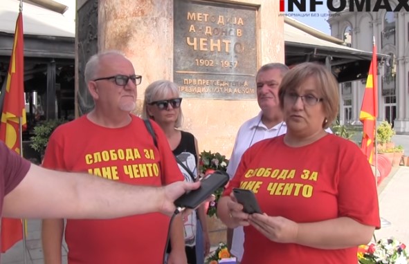 Пред споменикот на Методија Андонов Ченто, мајката на Јане Ченто побара слобода за синот