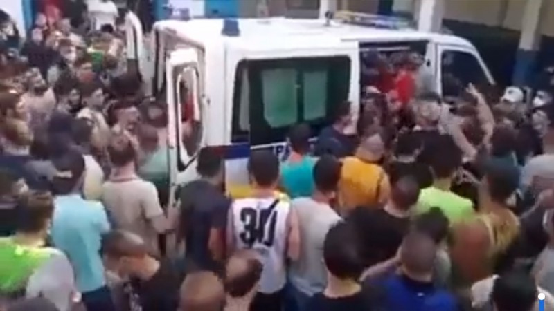 Бесна толпа линчуваше па запали човек обвинет за подметнување шумски пожари во Алжир