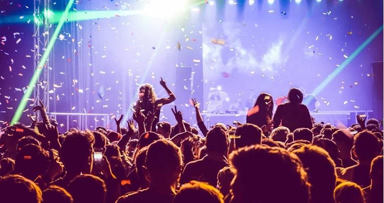 По година и пол се отворија ноќните клубови во Берлин, но само за експеримент