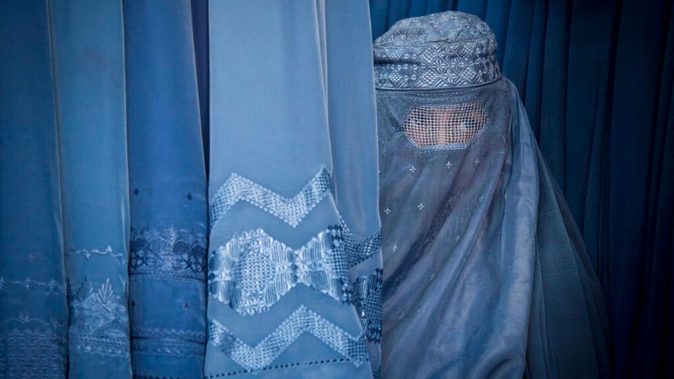 Високи потпетици, лак за нокти, излегување на балкон: Што сè им беше забрането на жените под талибанска власт и што е всушност шеријатски закон