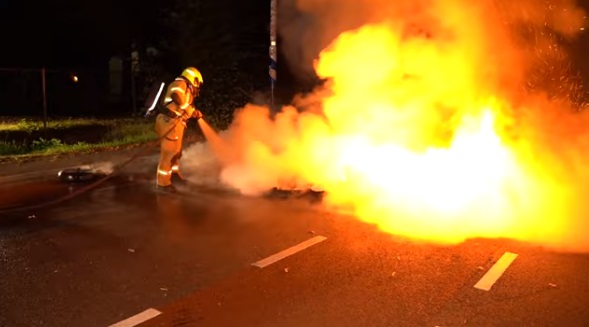 Хаос на протест во Холандија против бегалците од Авганистан