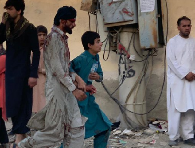 Борис Џонсон вети дека ќе продолжи со евакуацијата од Кабул и по „варварскиот“ напад врз аеродромот