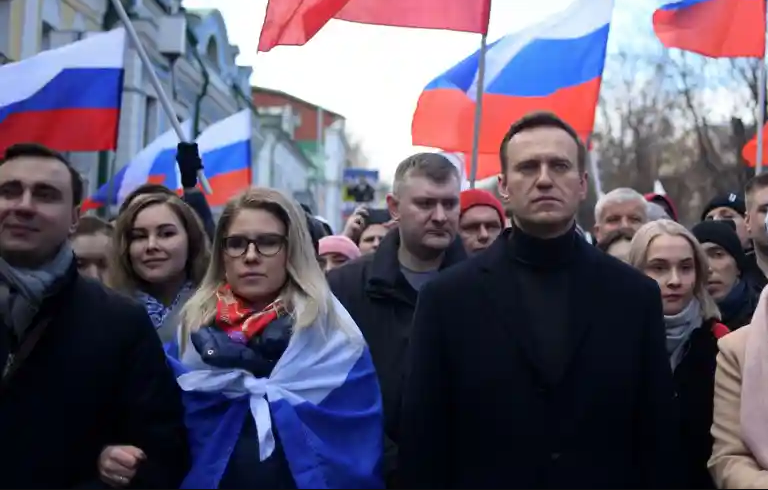 Соработничката на Навлани, која беше во куќен притвор, ја напуштила Русија