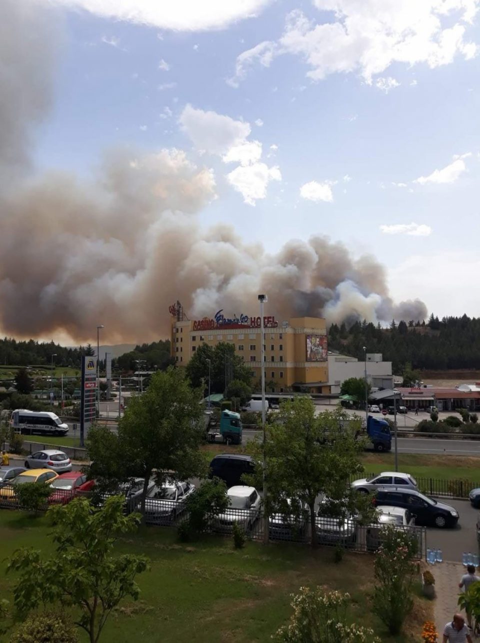 Пожар и во Гевгелија, гори депонијата, гевгеличани се гушат во густ и смрдлив чад