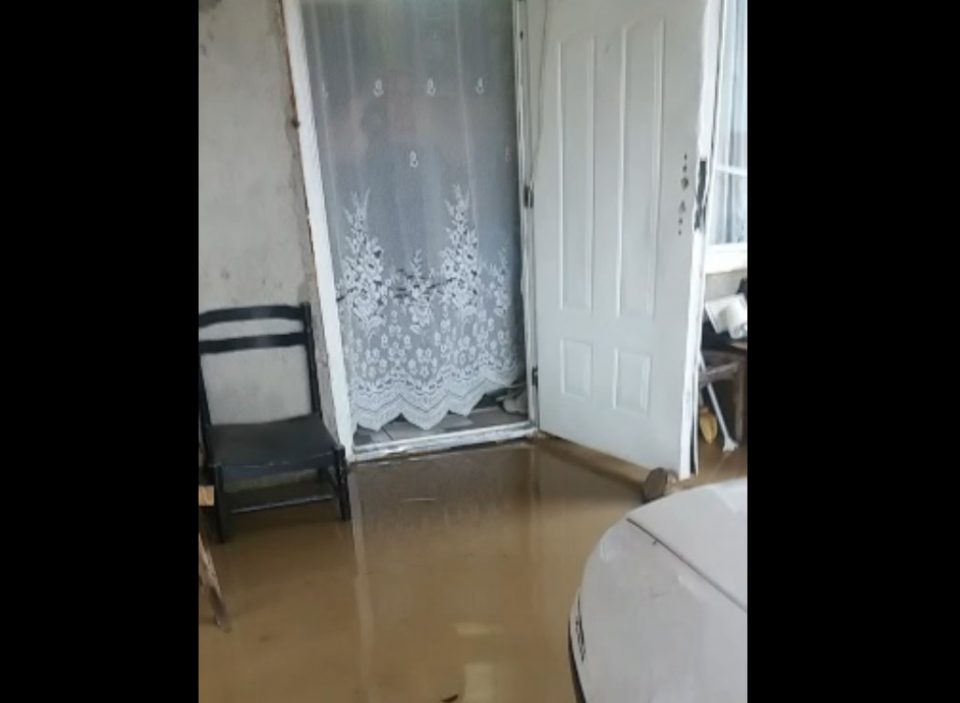 Струја ќе ми ги утeпa децата, се пожали жител на Шутка – населбата, улиците и домовите пливаат во вода