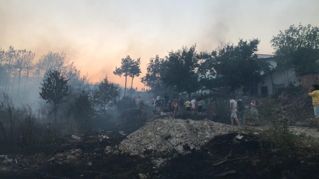 Страшно е во Кочани: Пожарот се заканува да зафати склад на „Макпетрол“