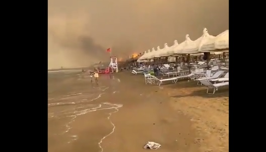 Гори Италија, се евакуираат туристи