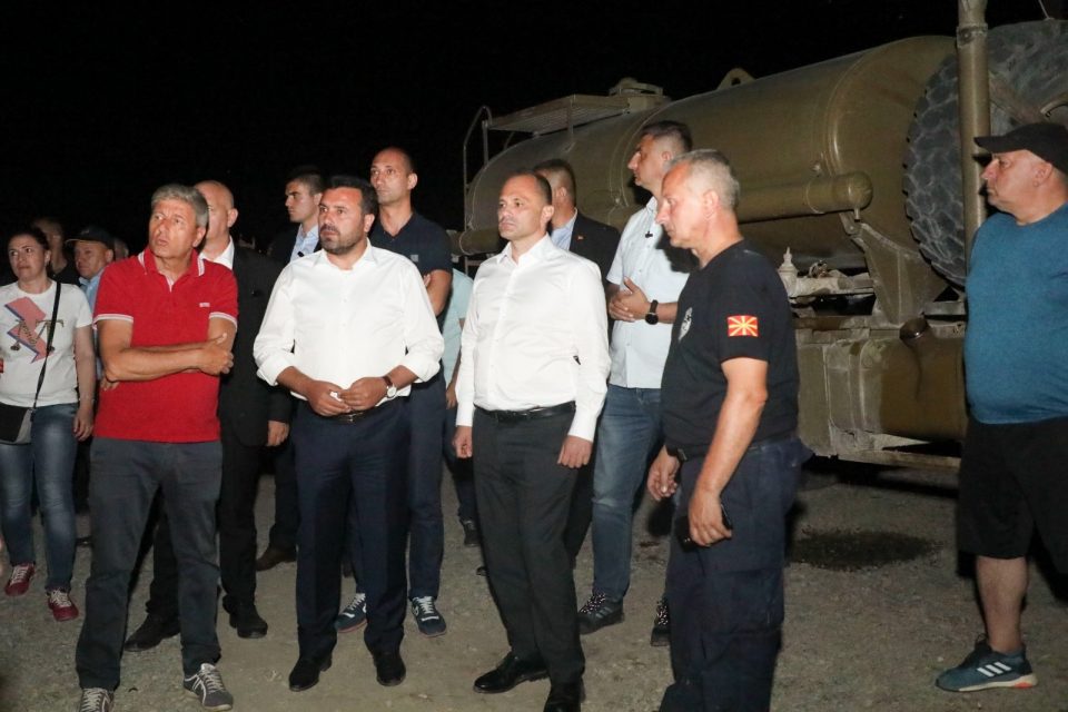 Каков позер, дојде се сликаше со пожарите и се врати на одмор