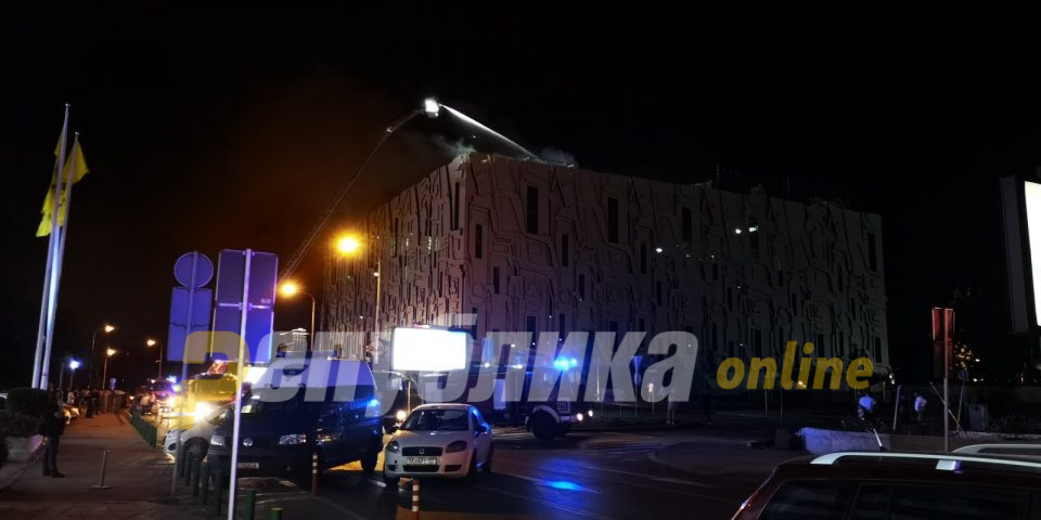 Се слушна силен тресок, а потоа вивна пламен: Музичарите ги оставија инструментите, бегавме по скалите, луѓе се заглавија во лифтовите