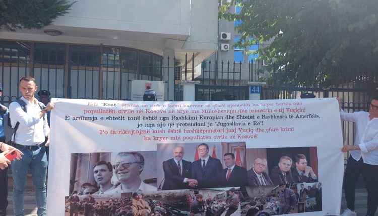 Приштина му се налути на Рама – на пано покрај Вучиќ и Заев залепен и Шешељ