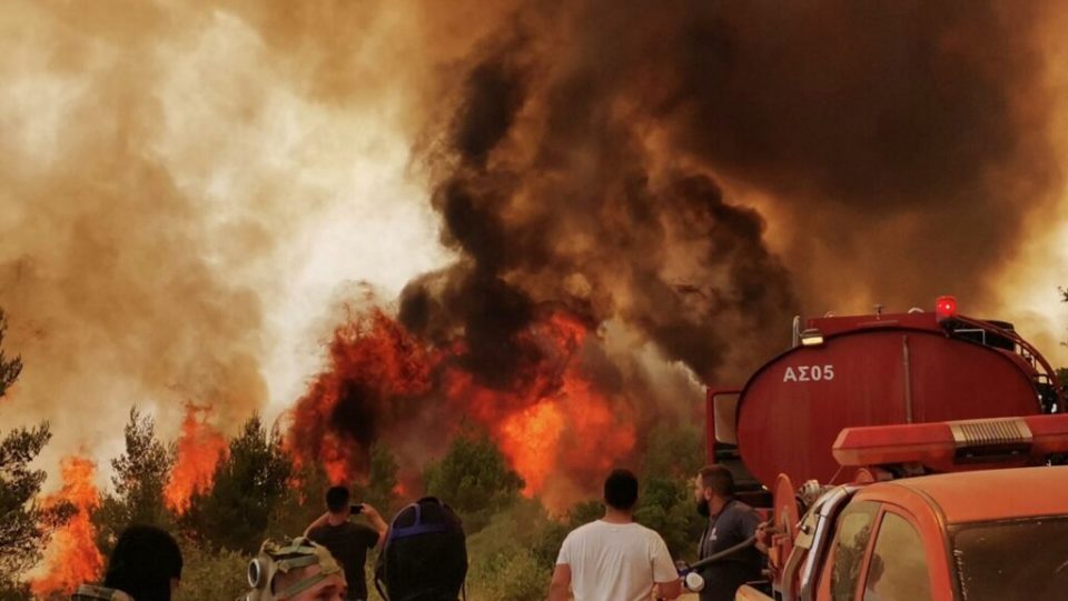 Во Грција за 24 часа регистрирани 106 шумски пожари