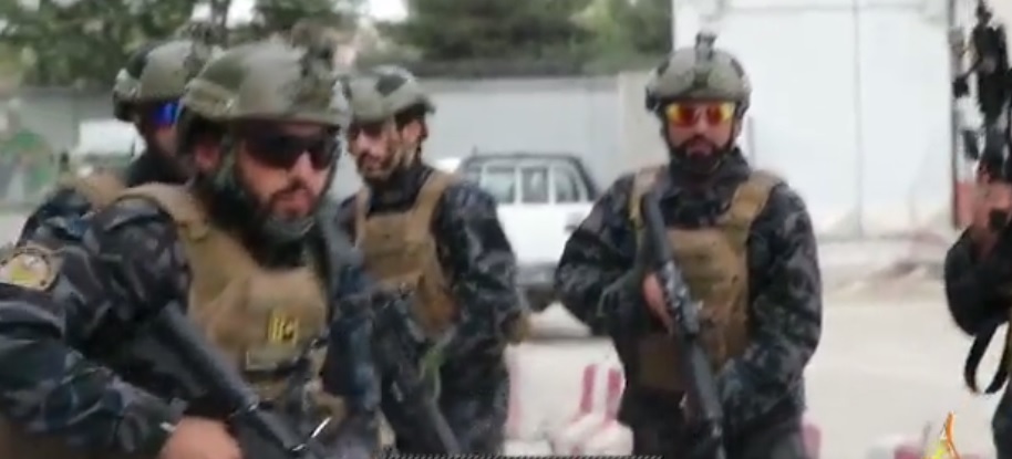 Талибанците им се потсмеваат на САД – ги носат нивните униформи и оружјето