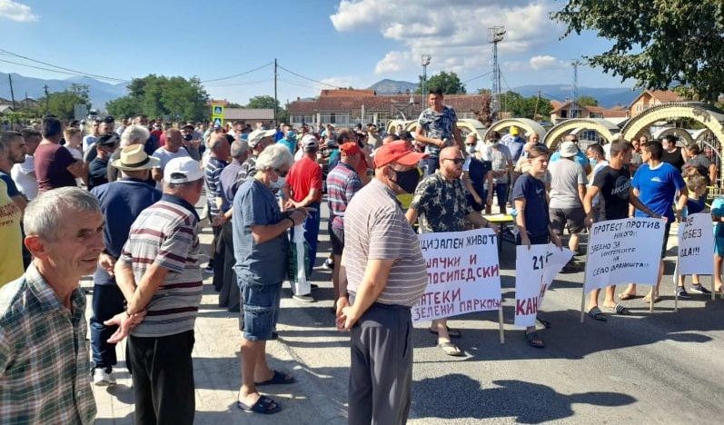 Жителите на Враништа на протест бараат канализациска мрежа: Општината и Министерството остануваат глуви на нивните барања