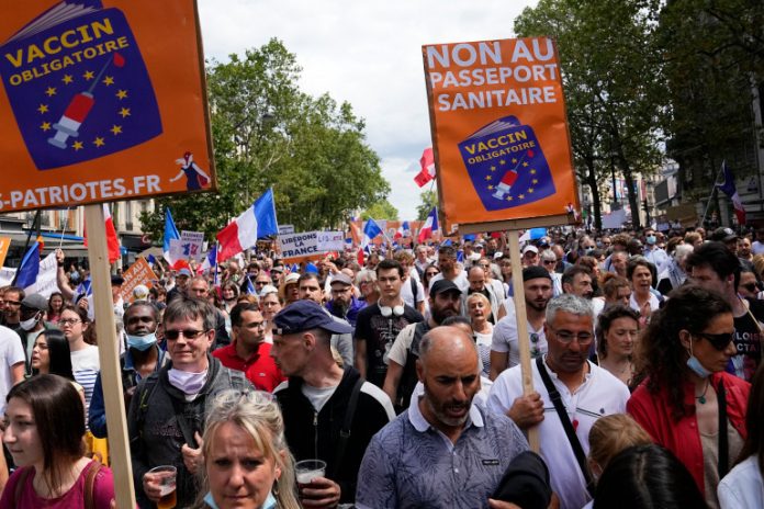Протести против корона-мерките во Виена, Франција, Холандија, Турција