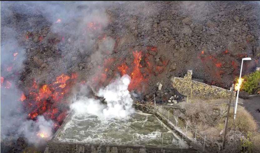 Ерупцијата го опустоши островот, се заканува опасност од токсични испарувања и цунами
