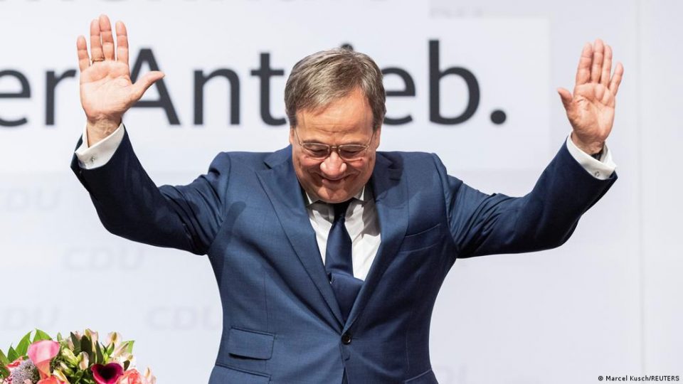 Кандидатот за канцелар на Германија погрешно го свитка гласачкото ливче и покажа дека гласал за себе