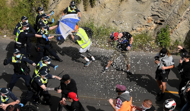 Стотици уапсени за време на протести против воведените мерки во Австралија