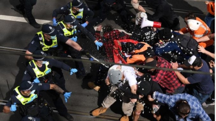 Демонстрантите трет ден по ред излегоа на протест во Мелбурн против задолжителната вакцинација за Ковид-19