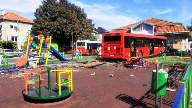 Автобус влета на детско игралиште во Србија, повредени пет деца
