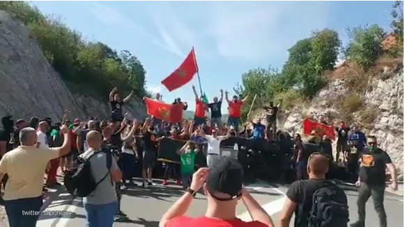 Летаат шок бомби и солзавец: Нови жестоки судири во Цетиње