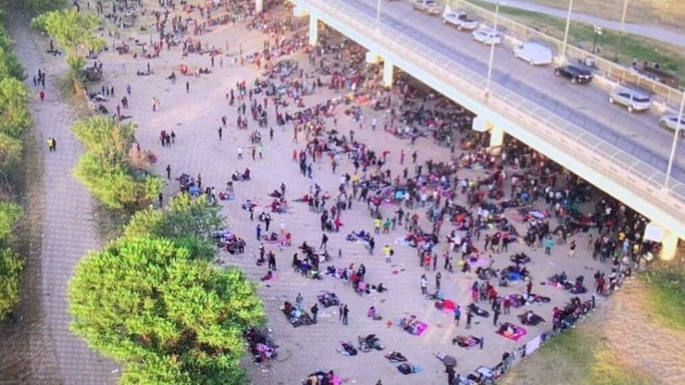 Мигрантски проблем за Бајден: Илјадници луѓе се собраа под мост на границата со Мексико