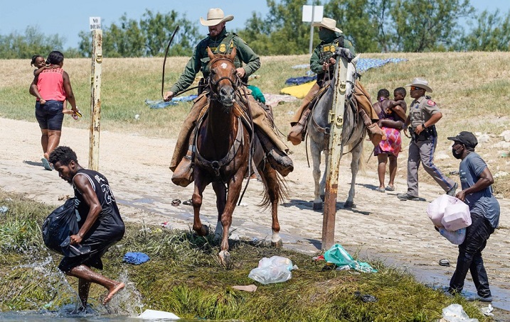 Тексашки ренџери камшикуваa мигранти од Хаити, Белата куќа згрозена