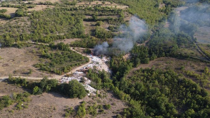 Гори отпад во подножјето на Водно