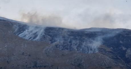 Пожарот од Албанија премина на територија на Македонија, се слушаат експлозии од гранати од Првата светска војна