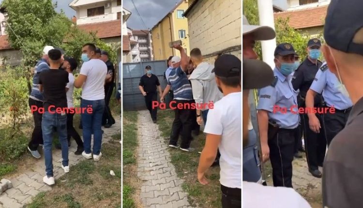 Ново видео од протестите во Тетово: Маж со бегатон плочка се обиде да погоди полицаец