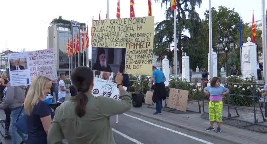 ВО ЖИВО: Нов протест на антиваксерите пред владата