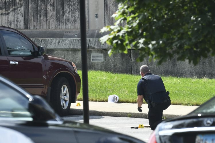 Пукање во средно училиште во САД, повреден е еден ученик, се трага по напаѓачот