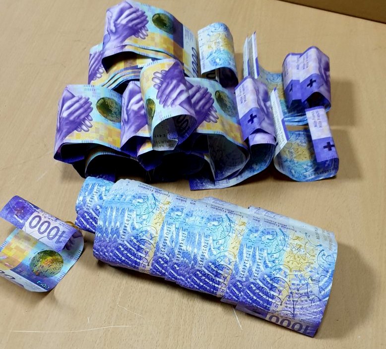 Шоферот на гостиварски автобус во џебовите криел 100.000 швајцарски франци