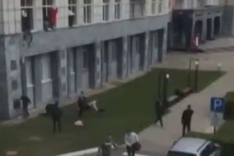 Владимир и Константин се хероите во Русија: Камерите ги снимиле како упаѓаат на Универзитетот и пукаат во напаѓачот