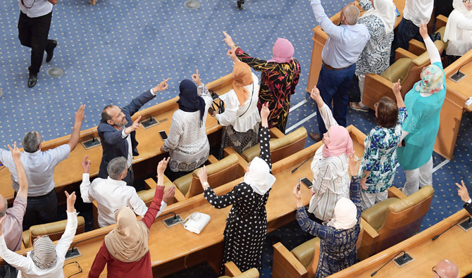 Политичка криза во Тунис: Оставки на 113 членови на најголемата парламентарна партија