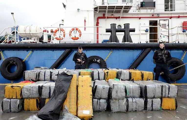 Во Португалија се запленети 5,2 тони кокаин на шпански брод